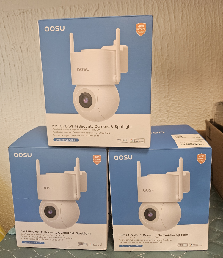 Three QOSu 5MP UHD Wi-Fi Security Cameras & Spotlights - photo 5