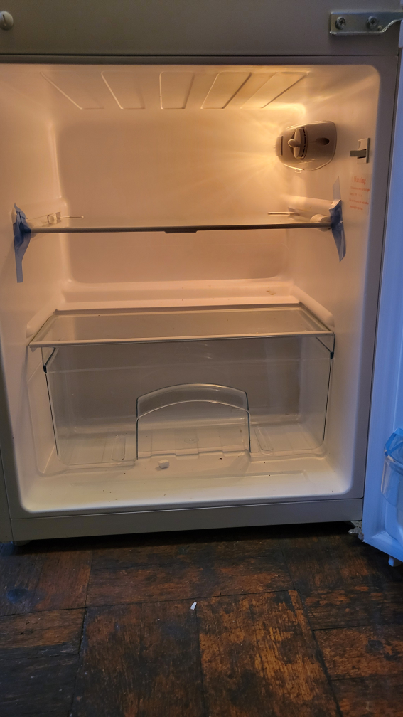 Avanti Mini Fridge - White - barely used/like new - photo 4