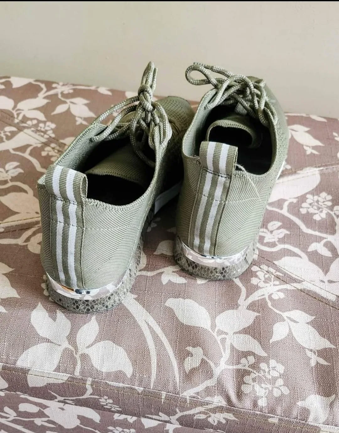 Women's Sneaker Shoes size 10 image indicator(2)