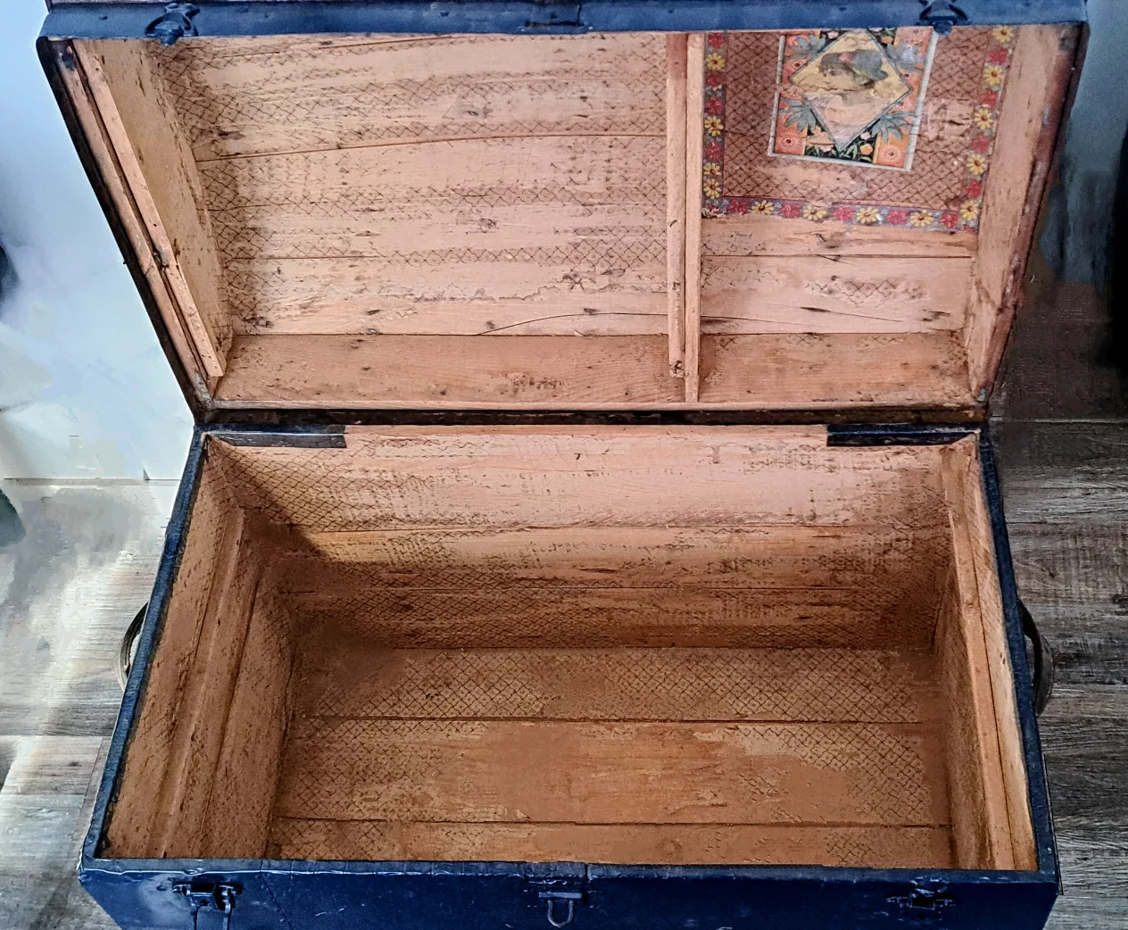 Antique Dome Top Trunk - Vintage Suitcase image indicator(4)