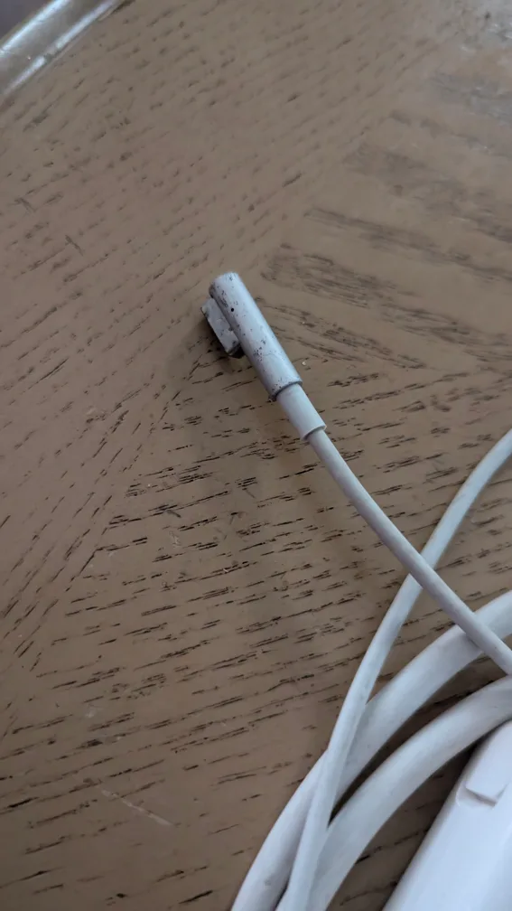 Apple MagSafe Power Adapter image indicator(2)
