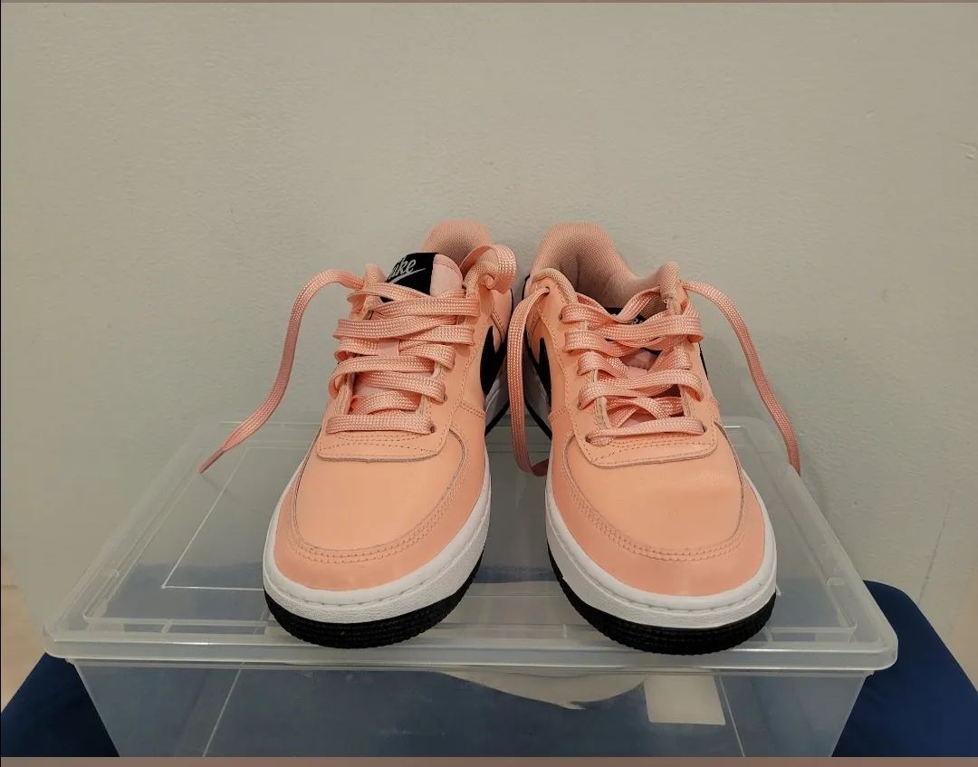 Two pairs of Nike Air Force 1 image indicator(3)