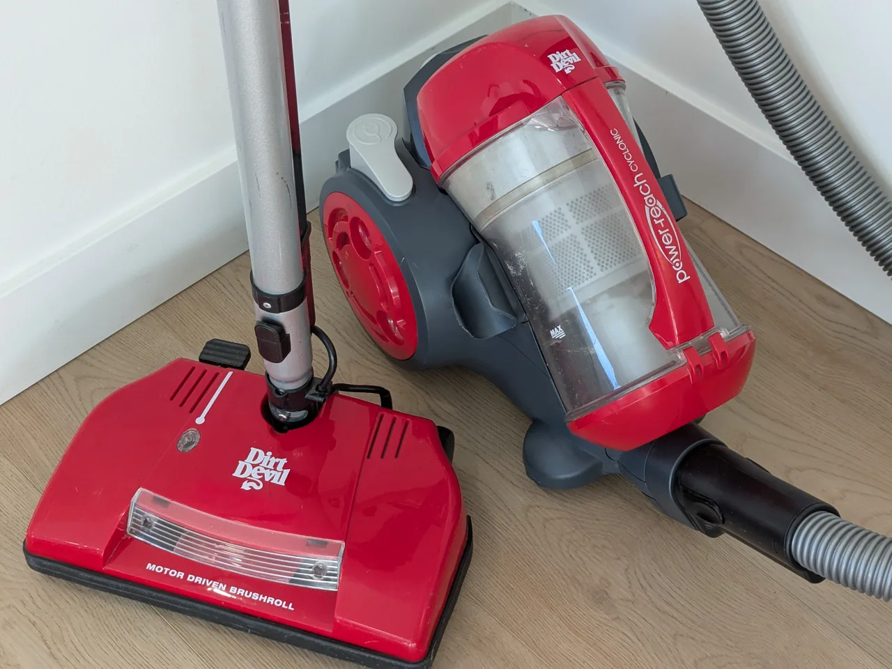 Dirt Devil Bagless, Lightweight Cyclonic Vacuum Cleaner image indicator(2)