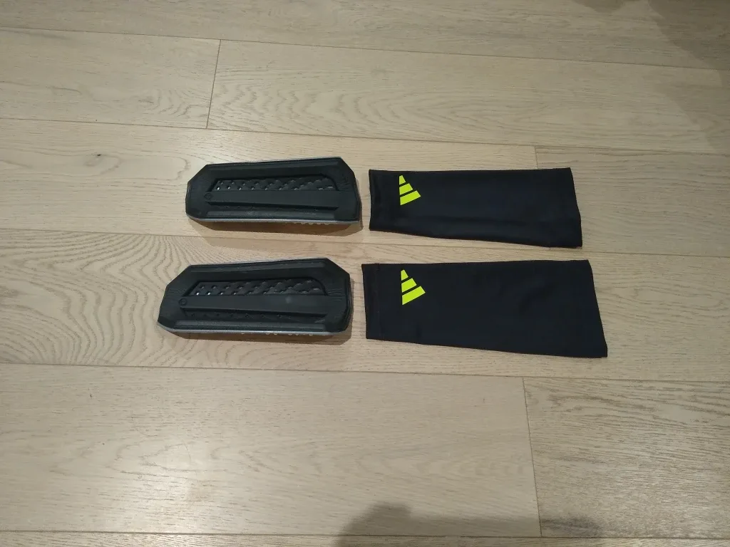 Adidas Predator soccer shin guards with sleeves image indicator(2)