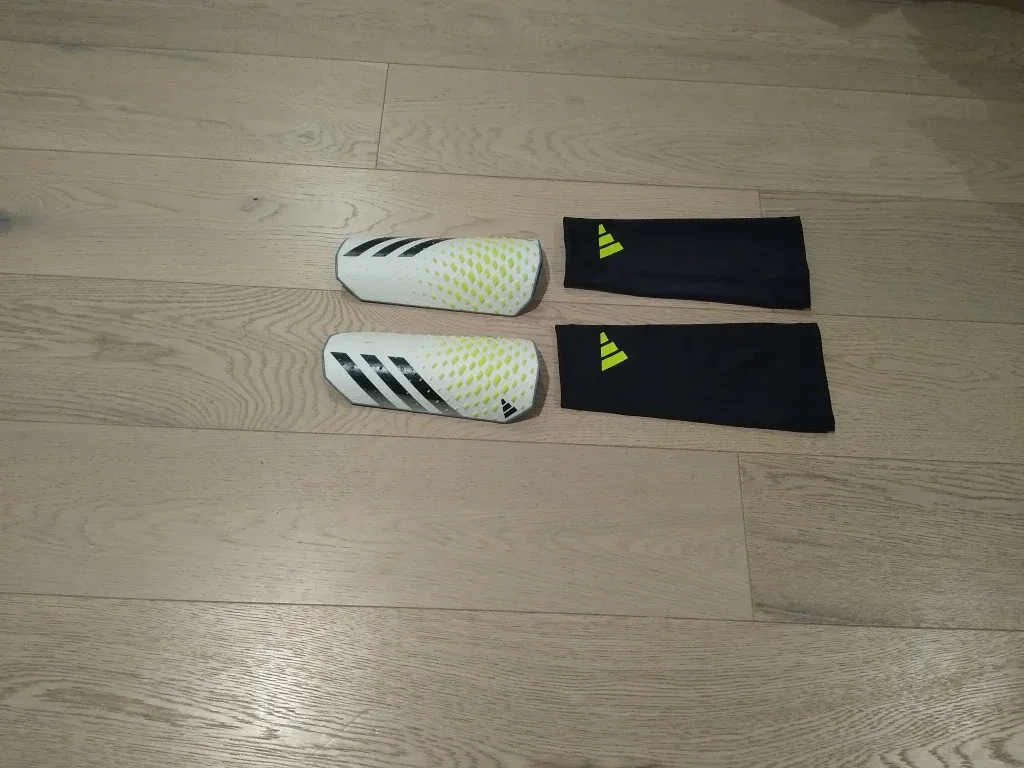 Adidas Predator soccer shin guards with sleeves image indicator(3)