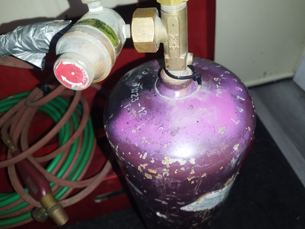 Small acetylene tank, regulator and hoses - photo 3