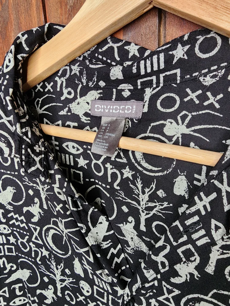 H&M Divided Black and White Graphic Print Short Sleeve image indicator(2)