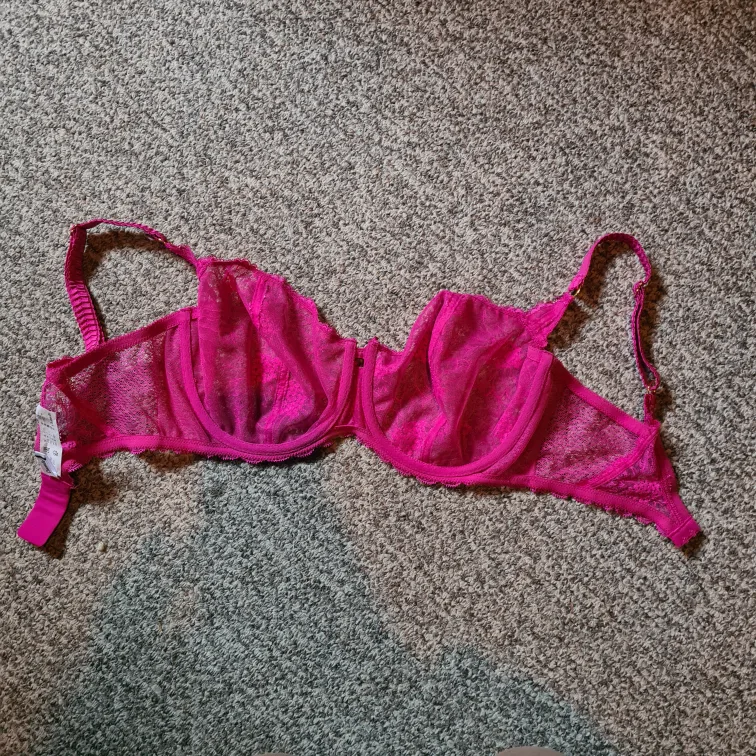 Gorgeous Pink Lace Bra -  Excellent Condition image indicator(3)