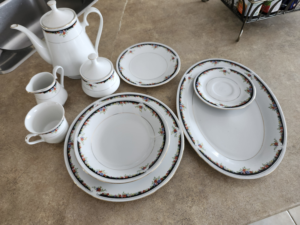 45pc Vintage Porcelain Dinnerware Set with Coffee/Tea Pot - photo 2