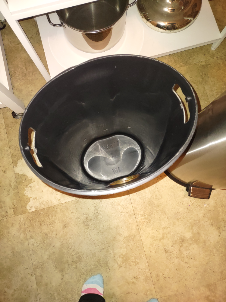 Stainless Steel Step Trash Can with Black Inner Bucket - photo 5