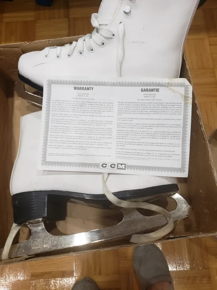 CCM Figure Skates - Size 7 image indicator(3)