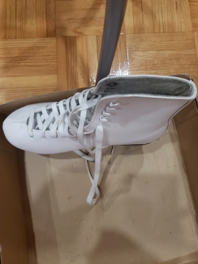 CCM Figure Skates - Size 7 image indicator(4)