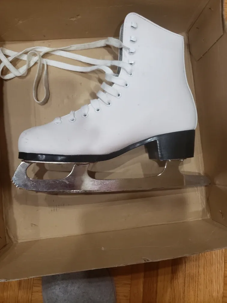 CCM Figure Skates - Size 7 image indicator(5)