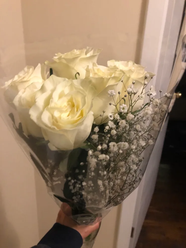 6 white roses thumbnail