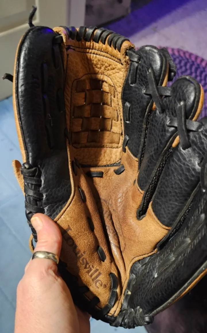 Louisville Slugger Youth Baseball Glove - 10.5 Inches image indicator(2)