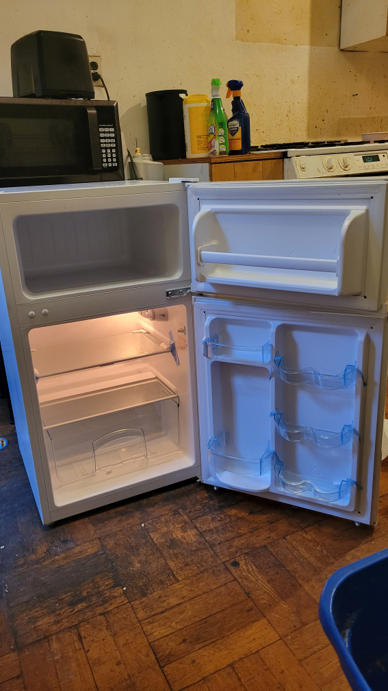 Avanti Mini Fridge - White - barely used/like new