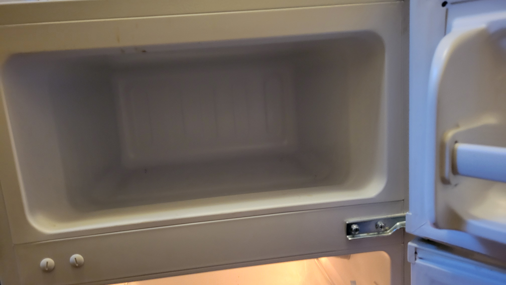 Avanti Mini Fridge - White - barely used/like new - photo 5