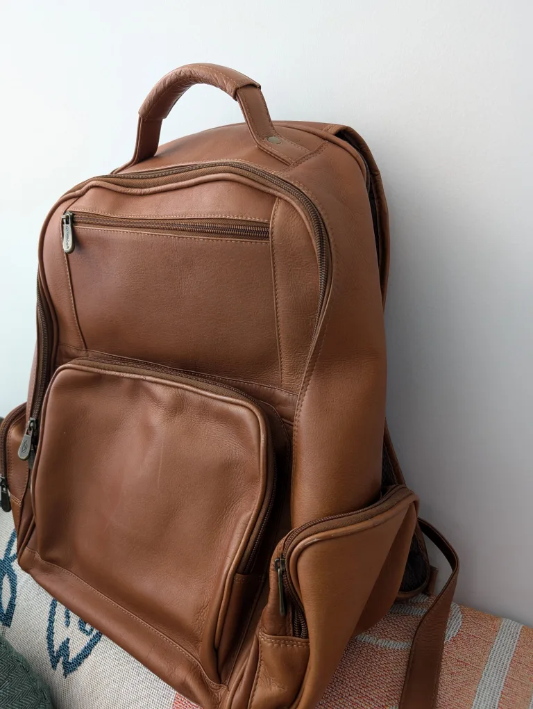 Queros genuine leather backpack with laptop compartment image indicator(2)