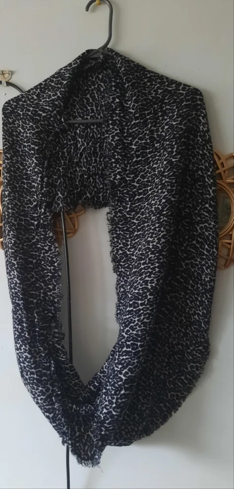 9 Scarves - Assorted Colours and Styles image indicator(7)