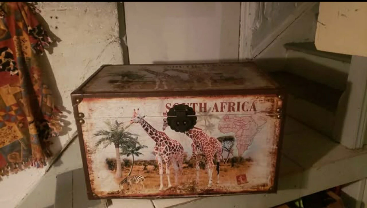 Vintage-Style Giraffe Decorated Storage Trunk