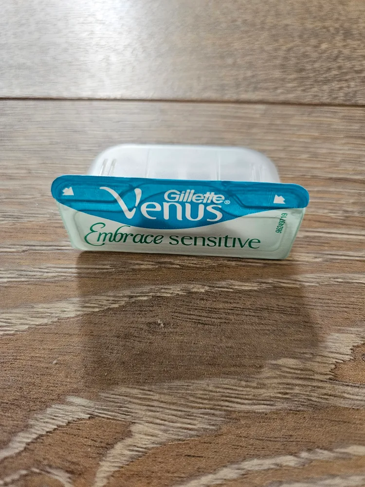 #freecycle Gillette Venus Embrace Sensitive Razor Refill thumbnail