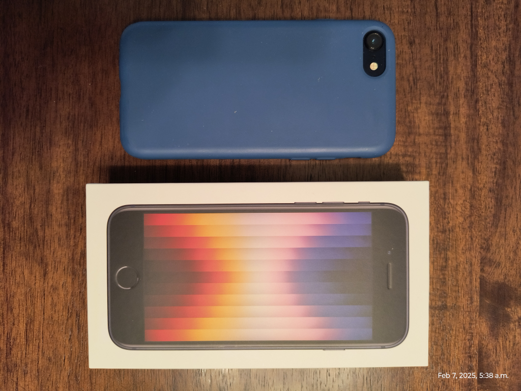 iPhone SE 3rdGEN with Box, Charger & Case