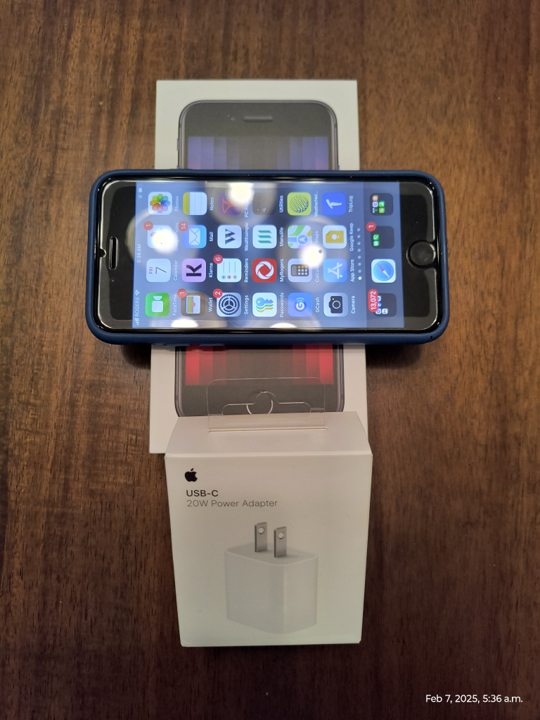 iPhone SE 3rdGEN with Box, Charger & Case - photo 3