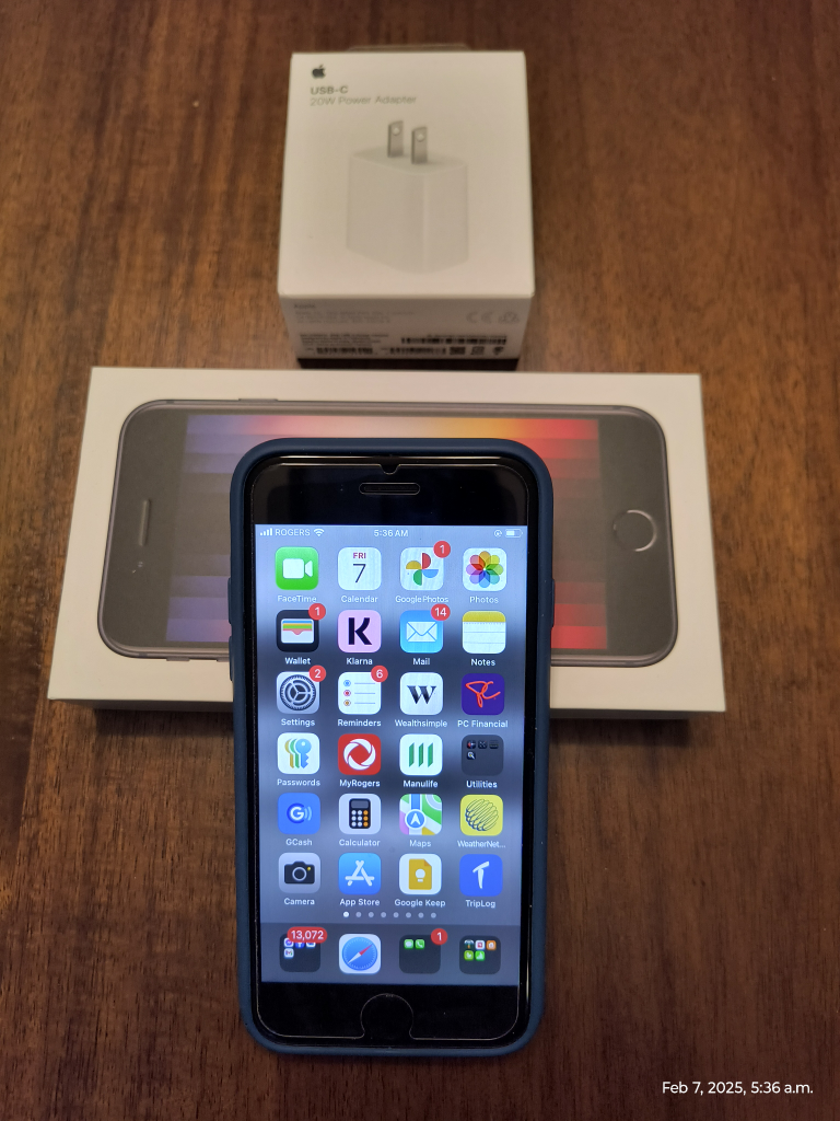 iPhone SE 3rdGEN with Box, Charger & Case - photo 4