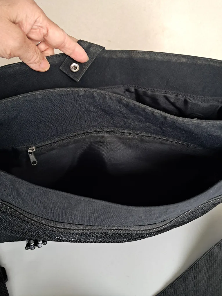 🏈Jantzen Black Messenger/Lap Top bag image indicator(5)