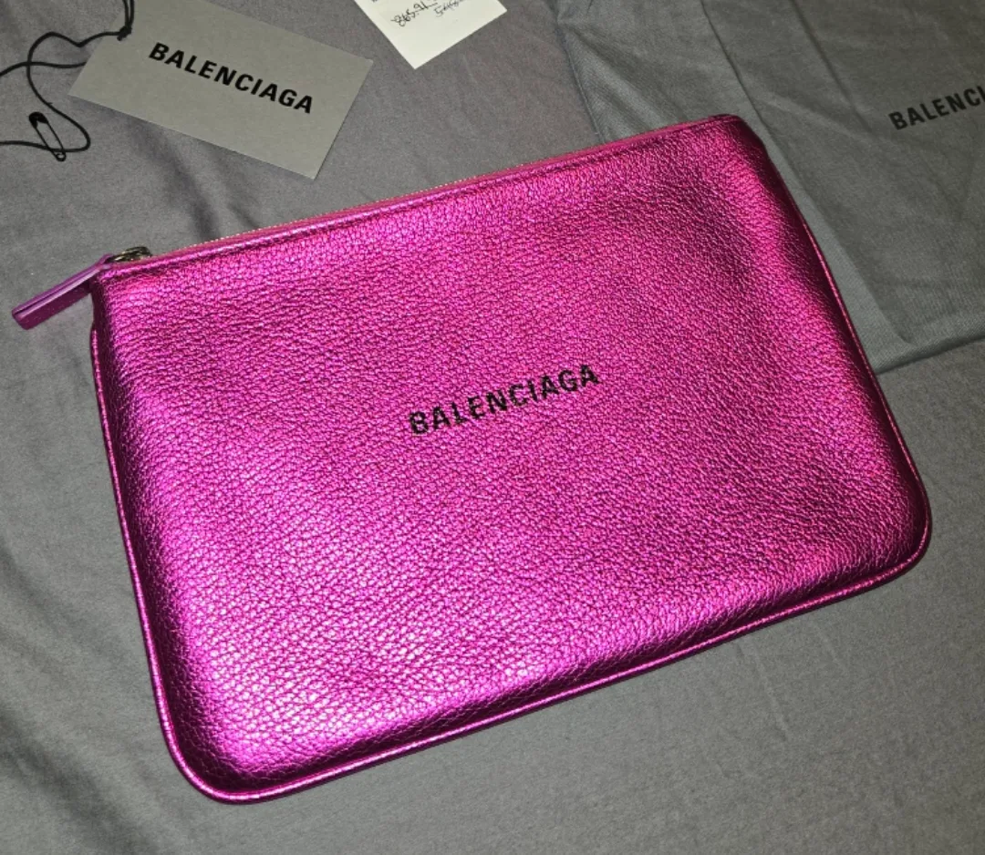 Balenciaga everyday pouch image indicator(5)