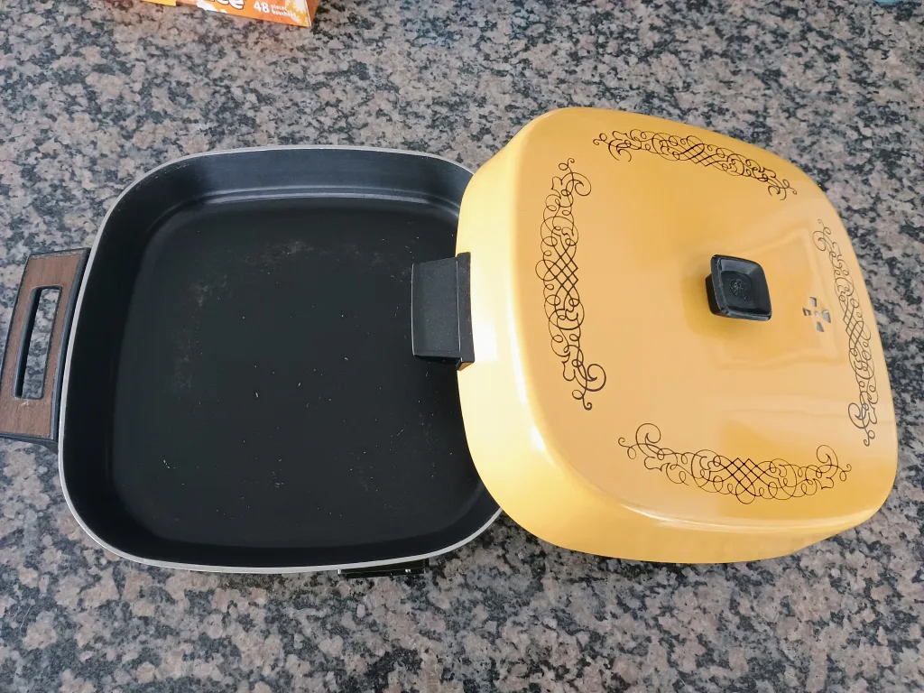Vintage Electric Skillet with Lid image indicator(2)
