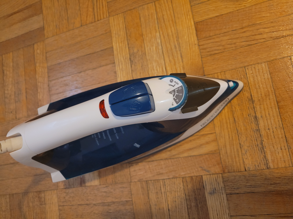 Black+Decker Steam Iron - Moving out sale - photo 2