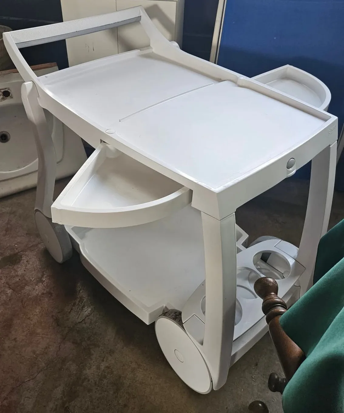 Molded Plastic Poolside Drinks Trolley/Garden Cart image indicator(3)