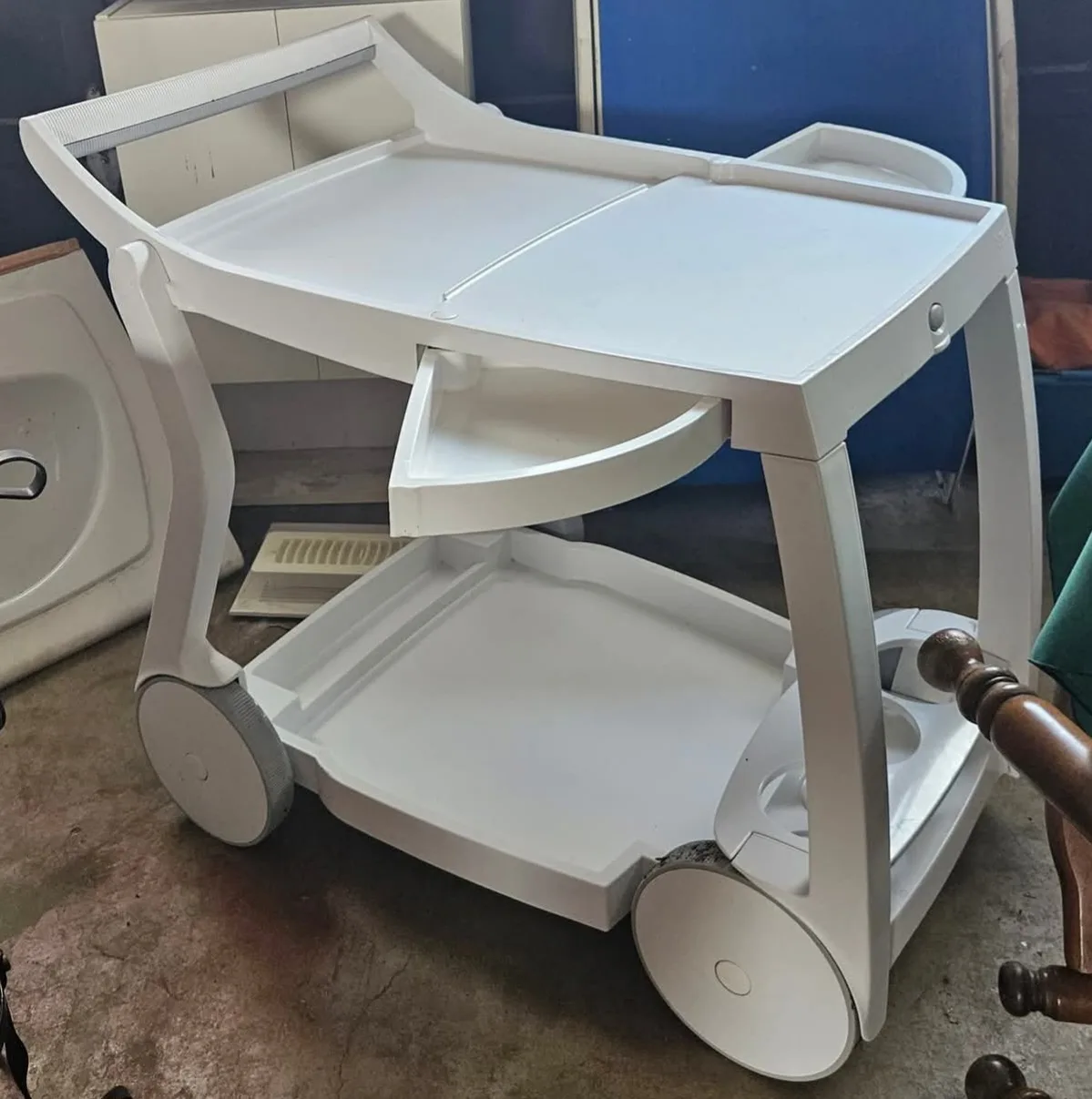 Molded Plastic Poolside Drinks Trolley/Garden Cart image indicator(4)