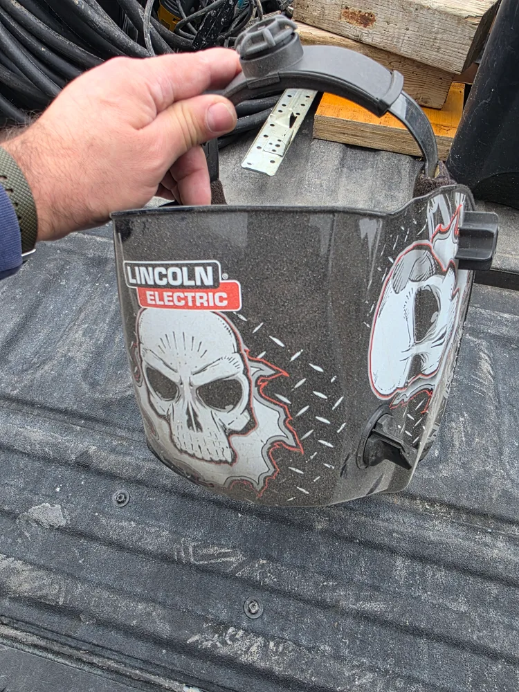 Lincoln Electric Welding Helmet with Skull Graphic image indicator(3)