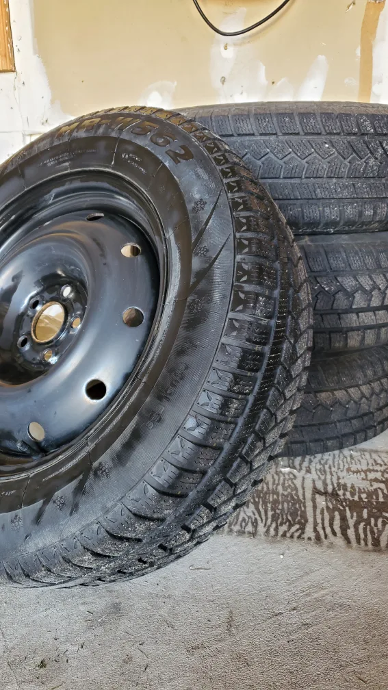 215/65/16 Winter tires thumbnail