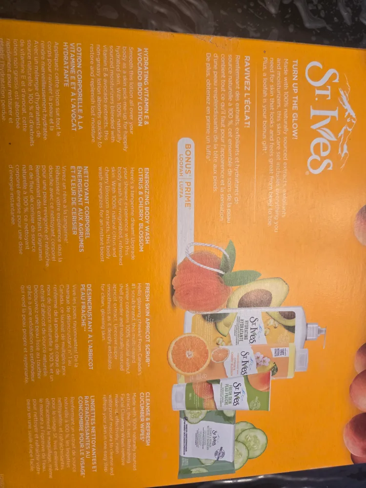 St. Ives You Glow Girl Skin Care Set image indicator(2)