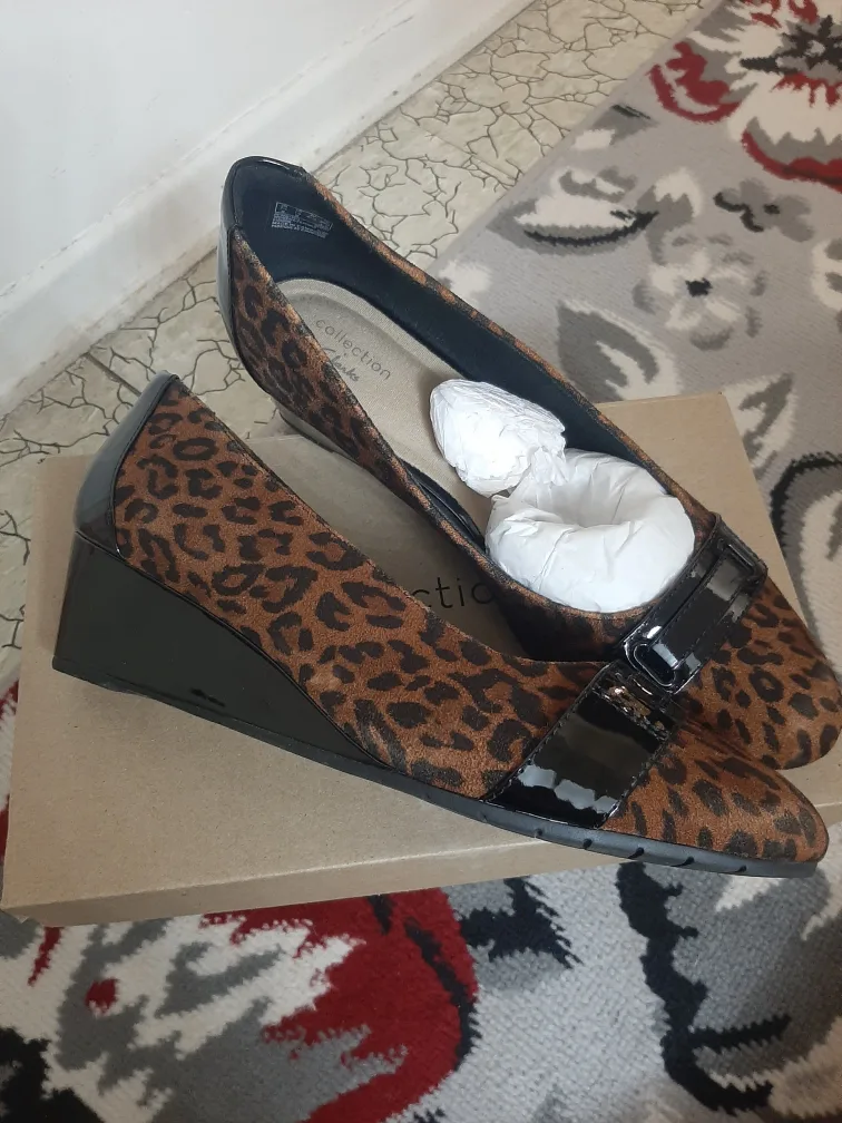 NEW in Box Women's Clarks wedge, leopard print size 10 image indicator(3)