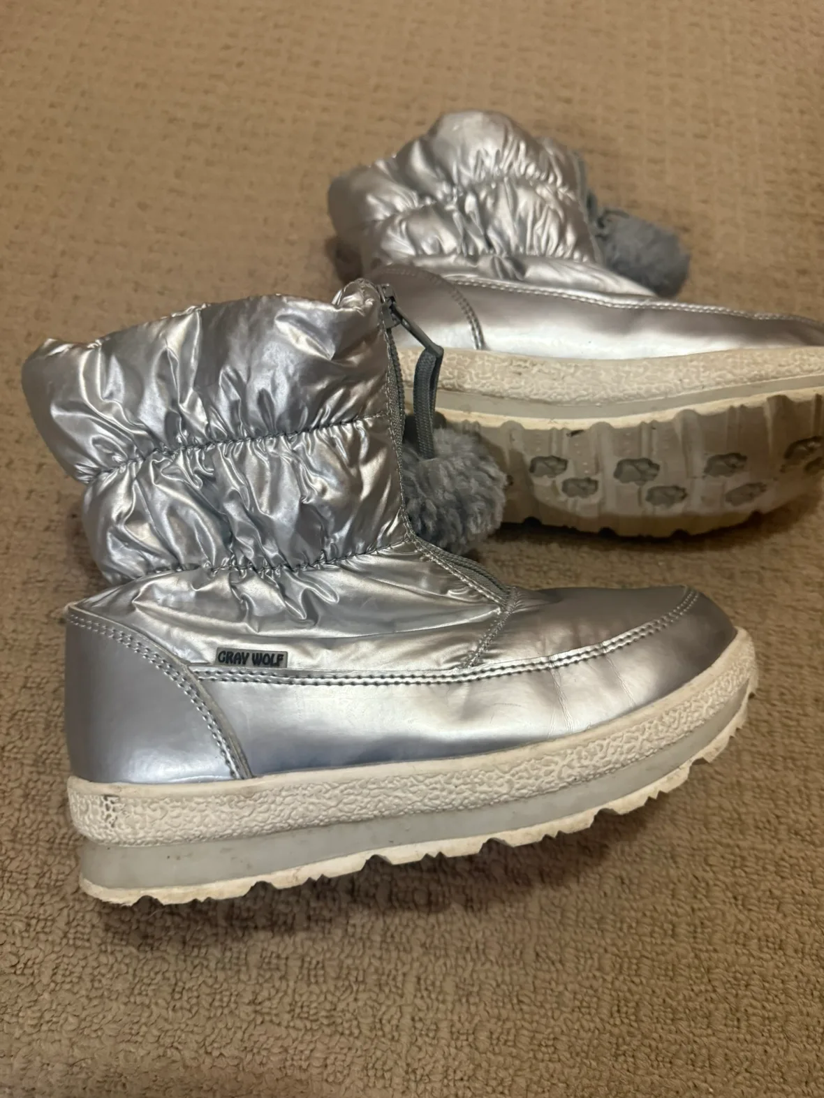 Gray Wolf Girls' Silver Snow Boots Size 13 🏈 image indicator(2)