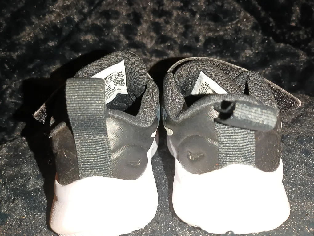 🏈 Nike Toddler's Black Velcro Sneakers image indicator(3)