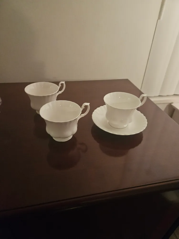 3 royal Country Roses Teacups and Saucers image indicator(2)