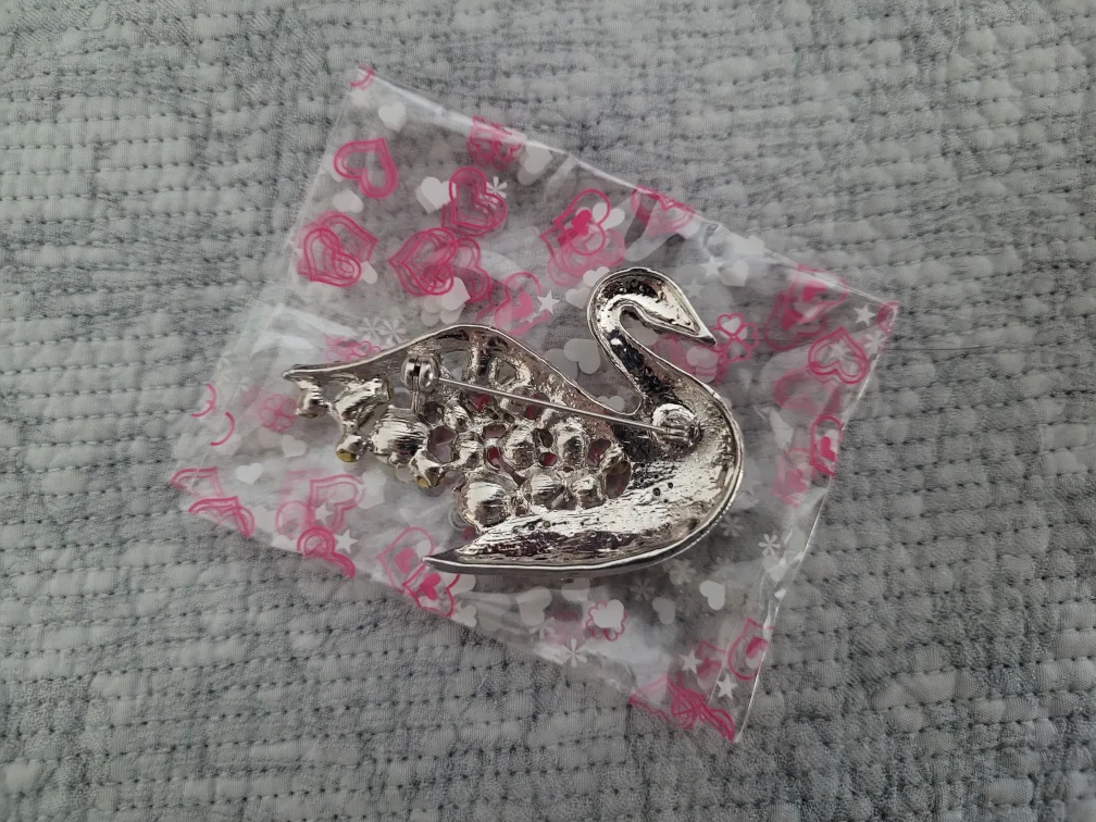 Brand New Sparkly Swan Brooch image indicator(2)