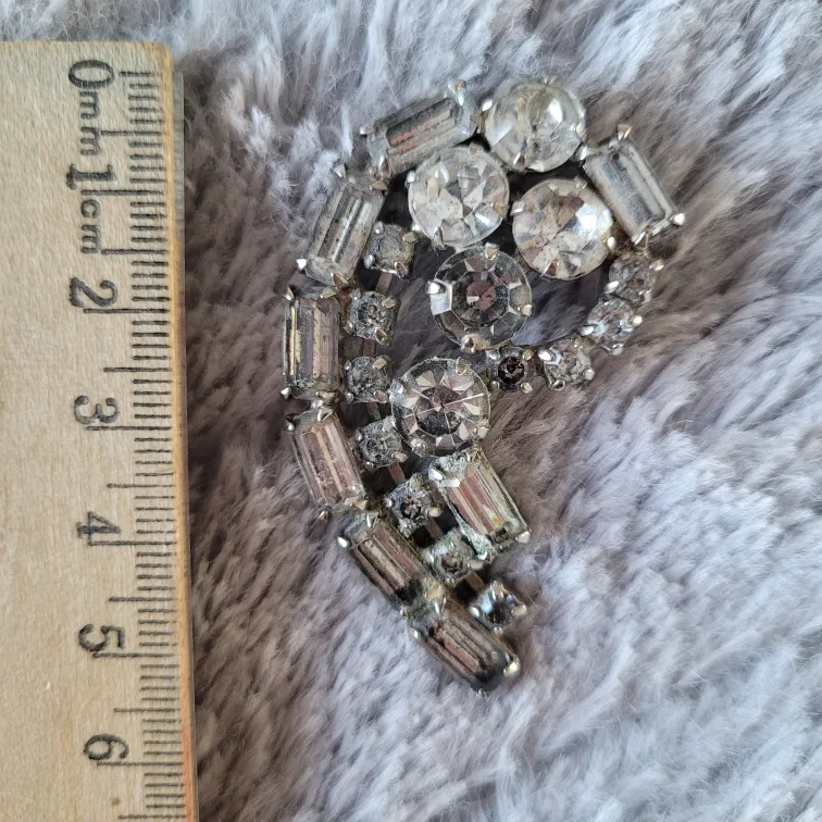 Collection of 8 Vintage Brooches image indicator(6)