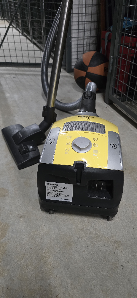 Miele Compact C1 Celebration/PowerLine Cannister Bag Vacuum - photo 2