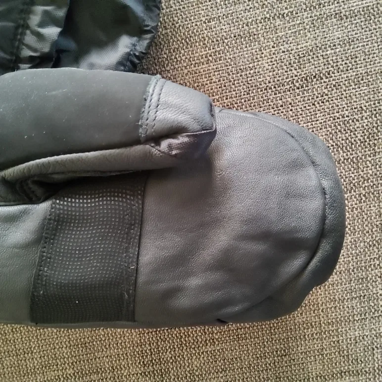 Roots Men's Black Insulated Ski Mittens image indicator(2)