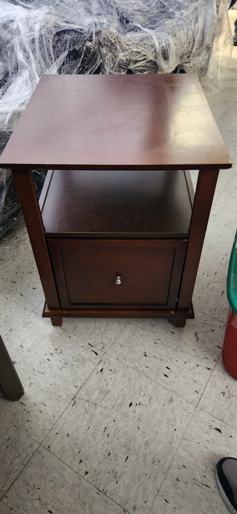 Small Wood End Table w/Big Drawer Space