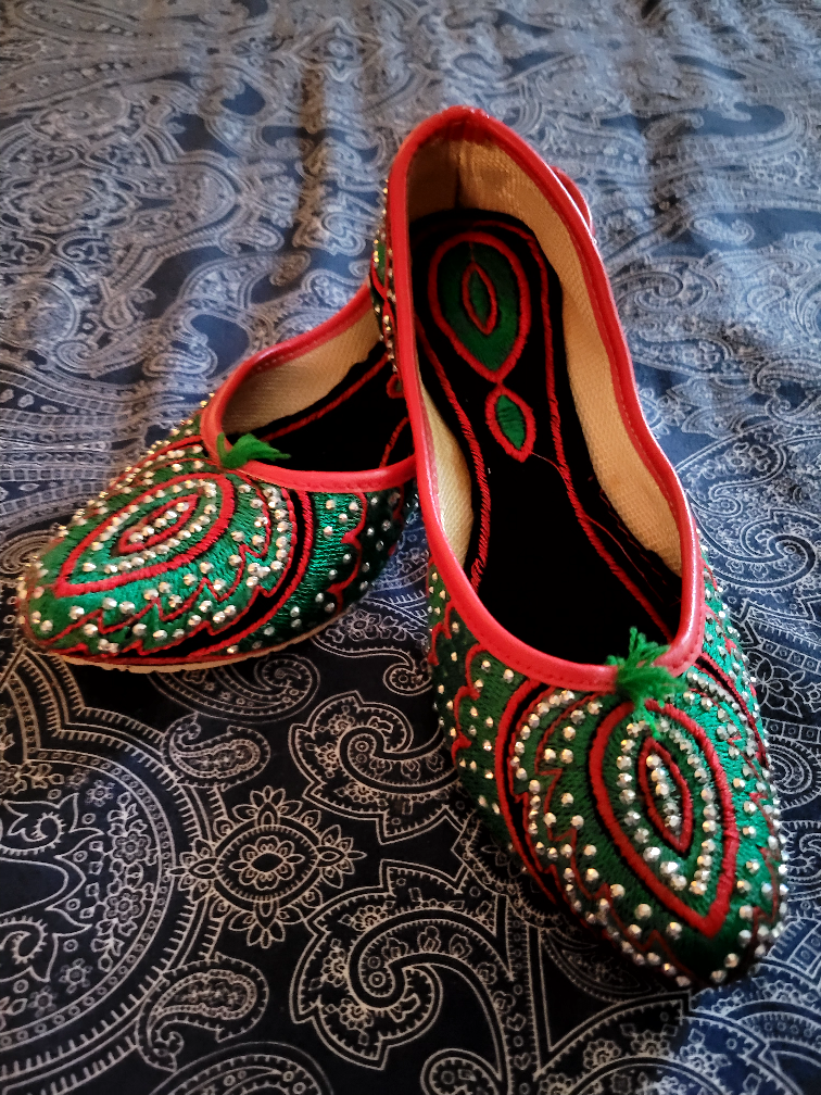 Embroidered kids Flats