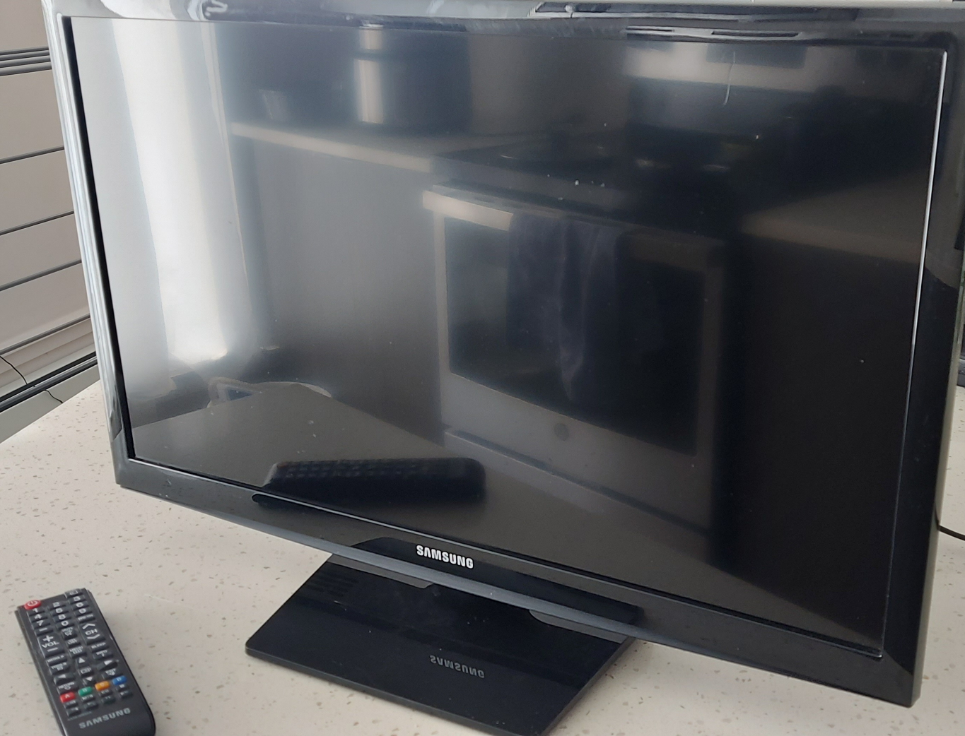 Samsung Smart TV 24-inch LED TV with Remote