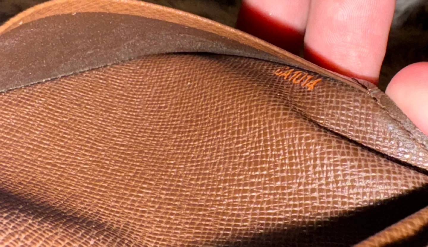 Louis Vuitton Damier ebene Card Holder image indicator(9)