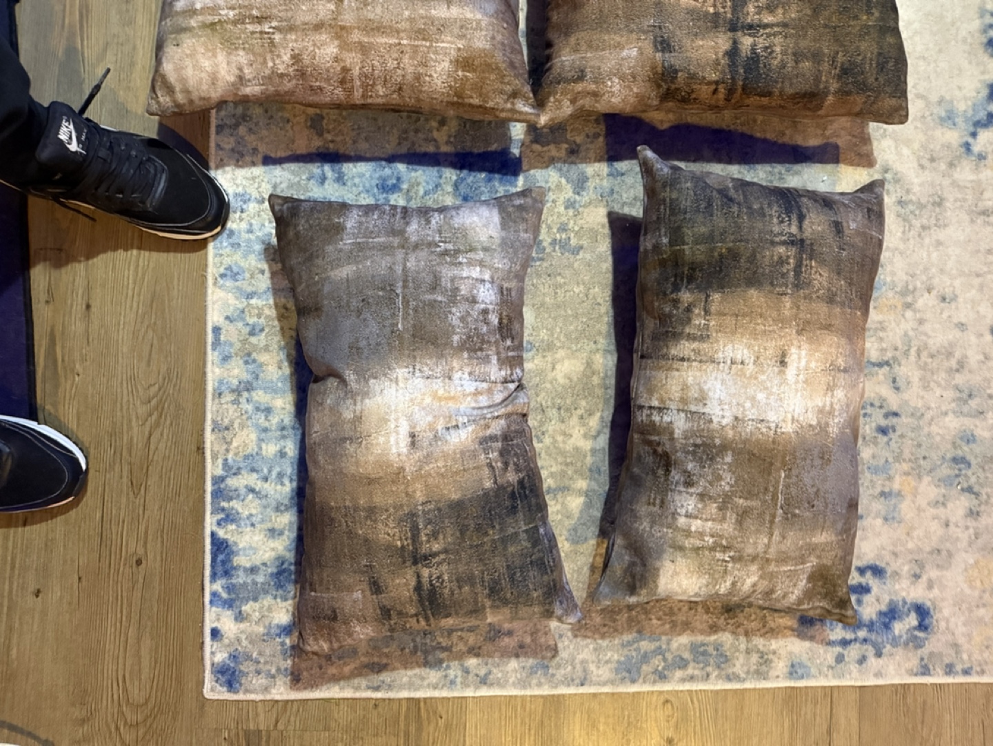 Eight Decorative Throw Pillows - photo 2